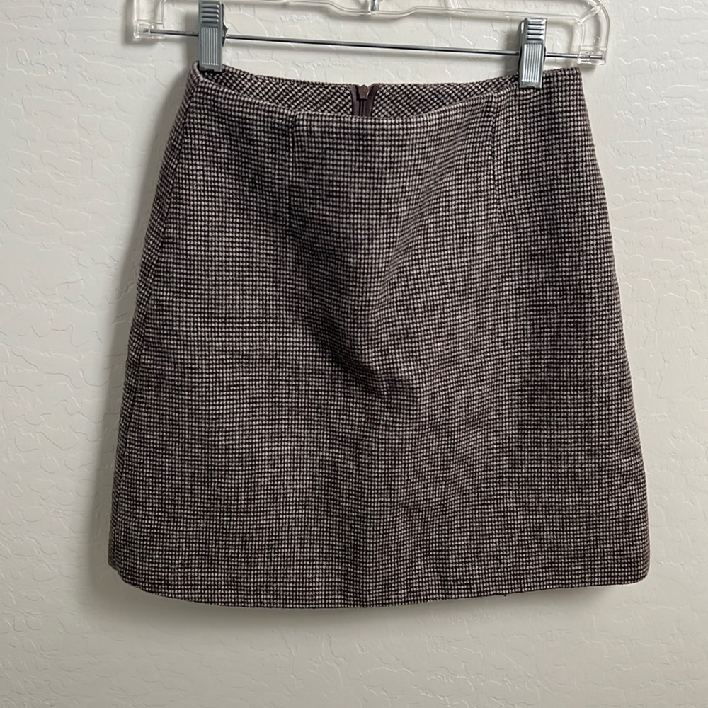 Elegant WIX high waisted mini skirt. Perfect for fall in size small.